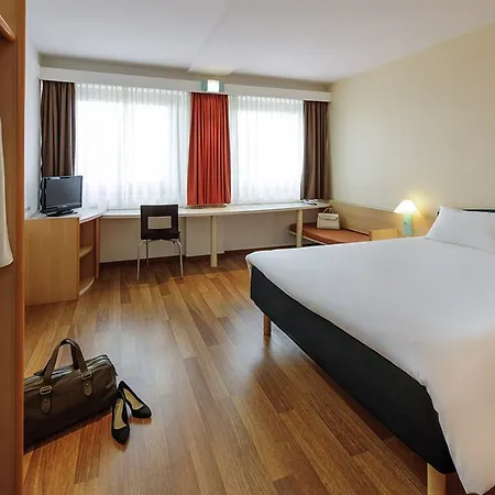 Ibis Frankfurt Airport Hotel 2*